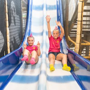 Oslava narozenin v HopJump trampolínovém centru v Ostravě. Jízda na klouzačce v narozeninových čepicích.